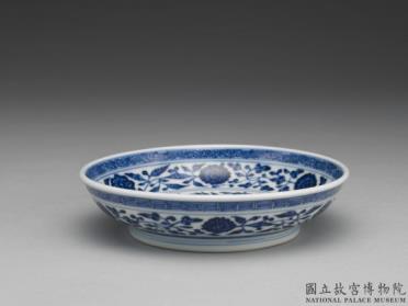 图片[2]-Dish with Indian lotus scrolls in underglaze blue, Qing dynasty, Qianlong reign (1736-1795)-China Archive